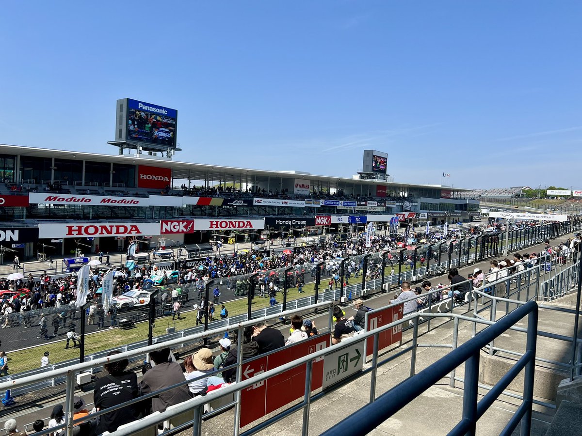 オフ会会場の鈴鹿サーキットは、本日S耐レース。スタート前で華やかなながらも緊張感が感じられます。