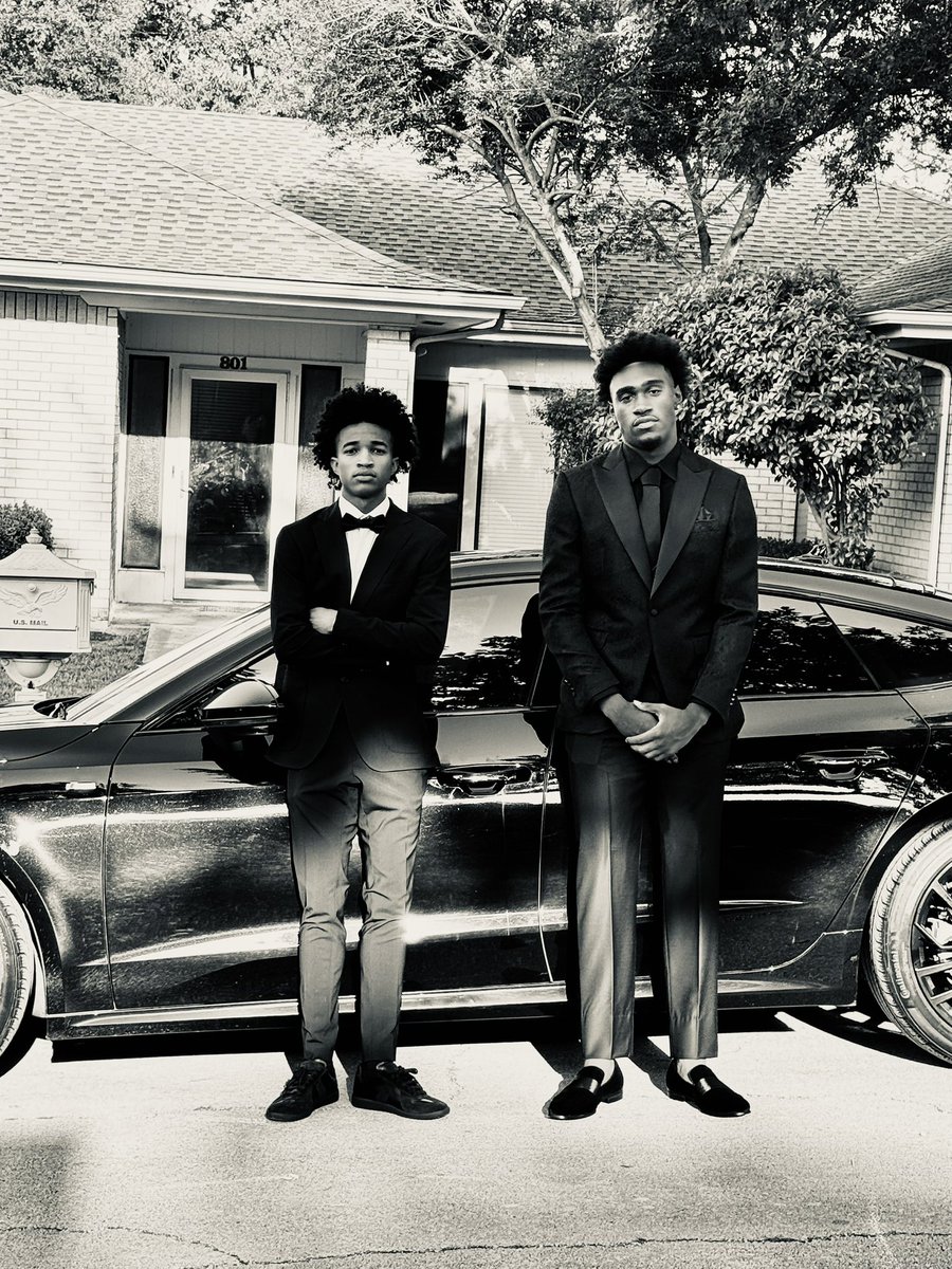 DorianJ22clb's tweet photo. Family Ties 🤞🏾- Prom ‘25 https://t.co/Vnki1d9ml7