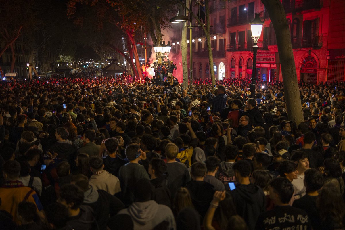 miquimm's tweet photo. Canaletes 🔥🔵🔴 Per @elnacionalcat https://t.co/WC8O4d09Rs