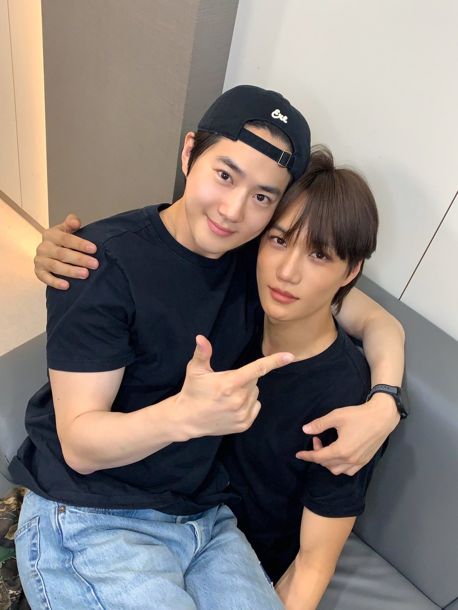 Not me lying when I say it was a trend to hold your hyung on your lap ㅋㅋㅋ