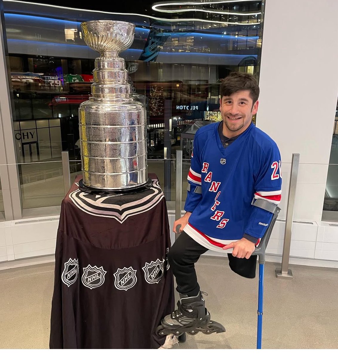 AlexGNYC1's tweet photo. From 2021: #OneLegUp with the @StanleyCup ! Sometimes scrolling leads to finding these moments ! @NHLstoreNYC @NHL @NYRangers can’t wait for you to hoist this again! @Mani25261 @Tiffanytalkst @rangersgirl527 @NRMedia50 @Ms_NYRangers and I thought this was a dumb pic at the time but now it makes sense with @OneLegUpAlex brand lol!