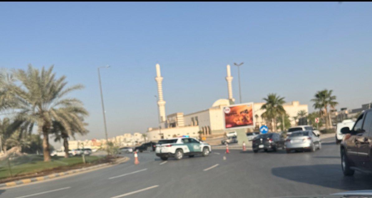 jalees55's tweet photo. نشكر إدارة المرور في العمل على تنظيم وانسيابية دوار #عرقة في الفترة الصباحية.

والمرجو هو أن يتم ذلك طوال اليوم، ونعي صعوبة ذلك، ولكن بوضع صبات دائمة ومن يدخل يذهب مباشرة يميناً لأن الزحام والحوادث متكررة وفي كل وقت، لحين البدء بالعمل على تطوير الطريق بالكامل.

@RCRCSA  @eMoroor https://t.co/QS0V1obXfR