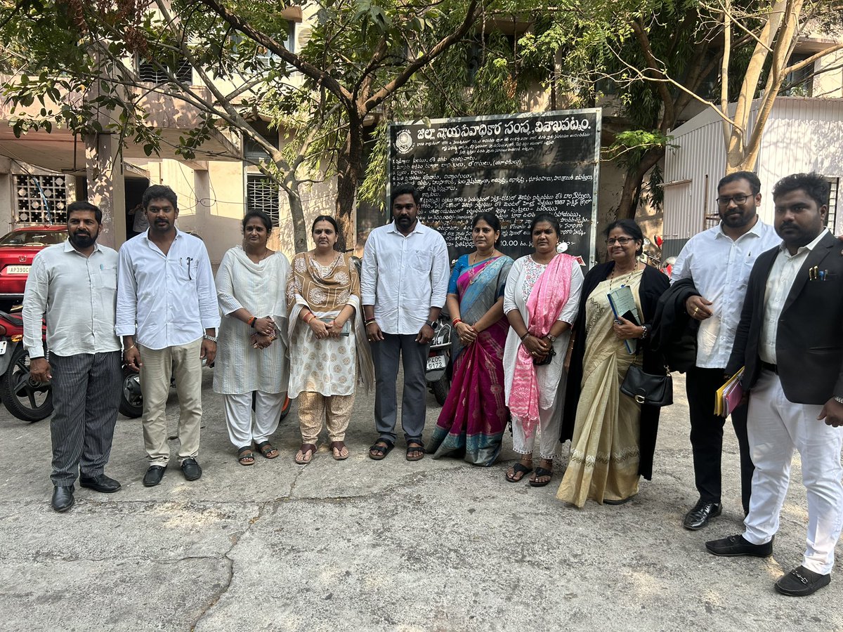 Ushakiran Pasupuleti (@ushakiranpasup1) on Twitter photo గత వైఎస్సార్సీపీ ప్రభుత్వ హయాంలో జరిగిన తప్పుల పై ప్రశ్నించినందుకు మాజీ మంత్రి అవంతి శ్రీనివాస్ గారు మా పై పెట్టిన అక్రమ కేసు వాయిదా నిమిత్తం వైజాగ్ 4th ACM కోర్టుకు హజరవ్వడం జరిగింది. <a href="/JanaSenaParty/">JanaSena Party</a> <a href="/JSPVeeraMahila/">JanaSena VeeraMahila</a> <a href="/JSPShatagniTeam/">JanaSena Shatagni</a> గత వైఎస్సార్సీపీ ప్రభుత్వ హయాంలో జరిగిన తప్పుల పై ప్రశ్నించినందుకు మాజీ మంత్రి అవంతి శ్రీనివాస్ గారు మా పై పెట్టిన అక్రమ కేసు వాయిదా నిమిత్తం వైజాగ్ 4th ACM కోర్టుకు హజరవ్వడం జరిగింది. <a href="/JanaSenaParty/">JanaSena Party</a> <a href="/JSPVeeraMahila/">JanaSena VeeraMahila</a> <a href="/JSPShatagniTeam/">JanaSena Shatagni</a>