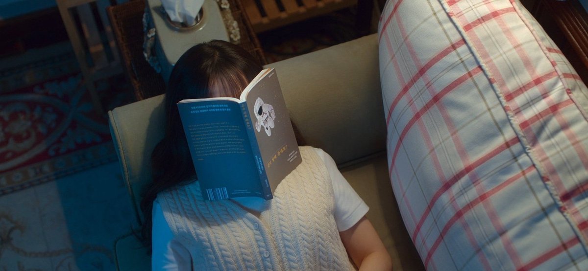 copieconformes's tweet photo. My age is weird. Some get married, others get pregnant, and I read a book while laying down or watch drama while eating. https://t.co/eG8YsyB734