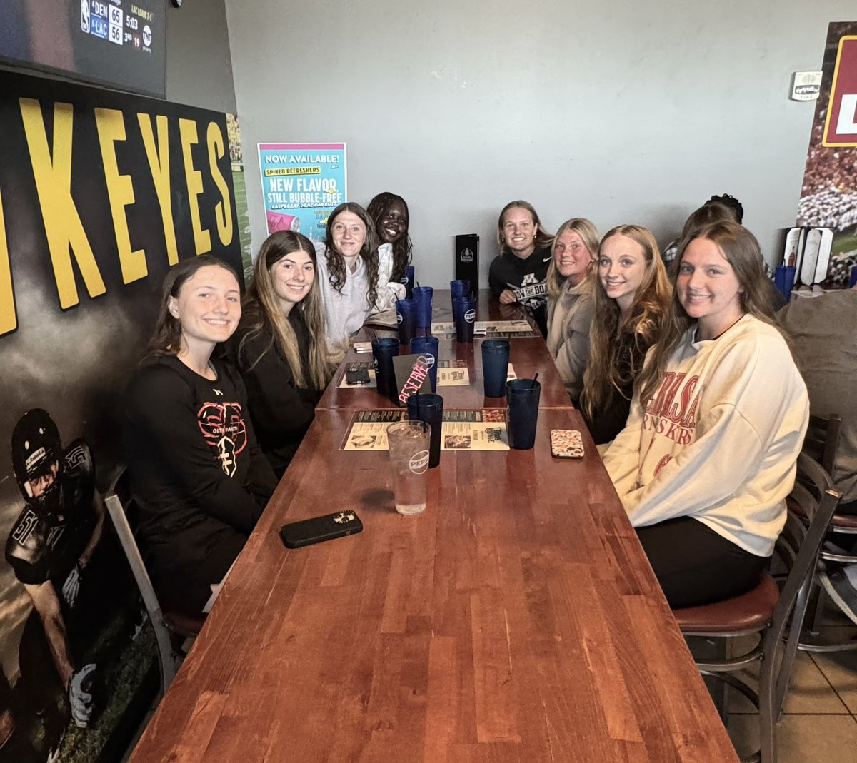ssahoopsteams's tweet photo. 1️⃣6️⃣U White 🗯️ breaking bread after a 2️⃣-0️⃣ start to the SPRING SHOWCASE down in Des Moines, IA‼️

Keep it rolling ladies!!

#SanfordSports | #StrongerTogether https://t.co/Ekk0h5TvTy