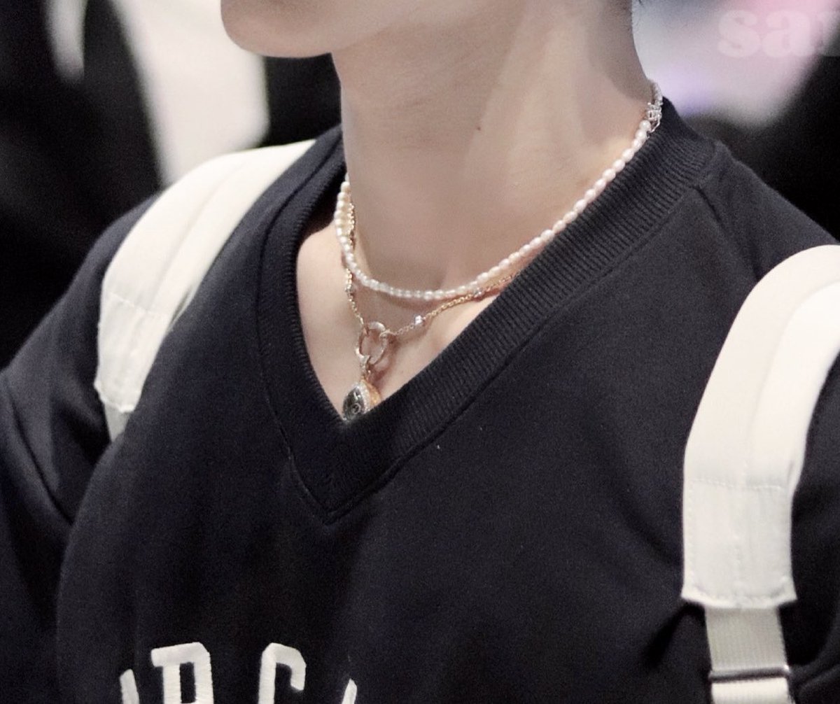 แล้วใส่ได้กับทุกสร้อยมิกซ์ได้หมด ดูออกมาแพงดูดีมีชาติตระกูลสมกับเป็นสมบัติตกทอดรุ่นต่อรุ่น ยิ่งล่าสุดตัวสร้อยไปติดเพชรมาเพิ่มคือแพ๊ง!!!!