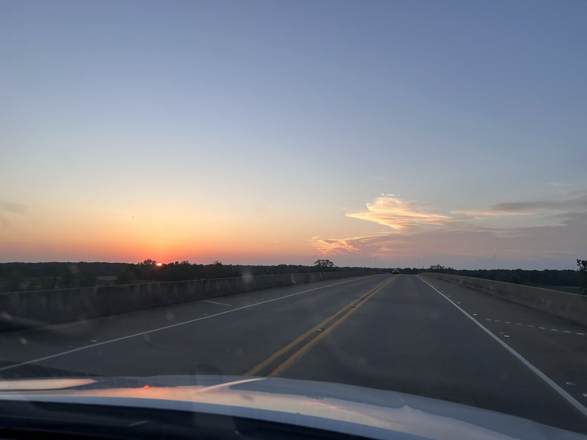 RyanScales82's tweet photo. Sunset over Red River. https://t.co/HiaigehYGZ