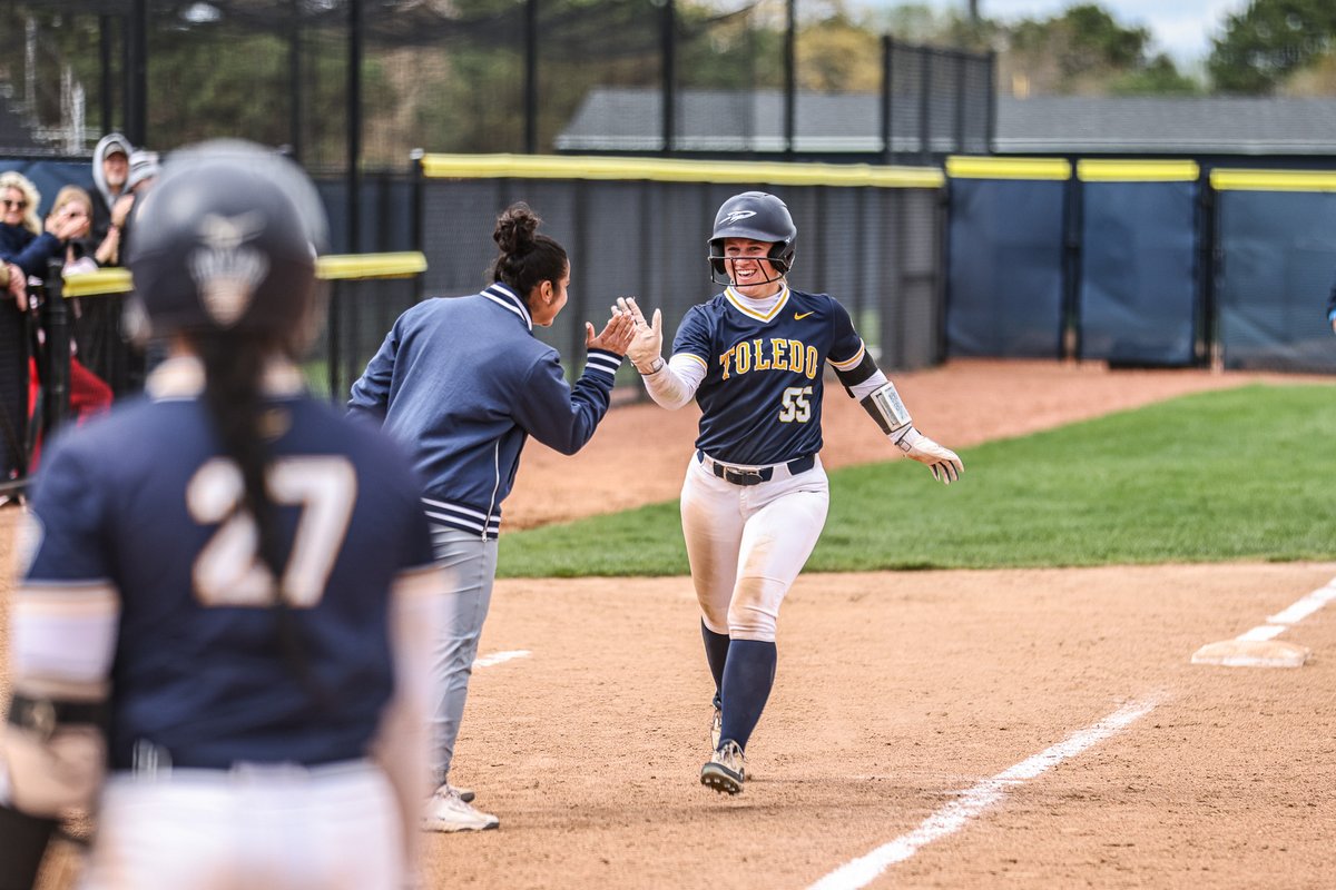 ToledoSoftball's tweet photo. Frame-by-frame📸 of Samantha Bolding's walk-off homer &amp; celebration vs. BG in the 10th! #TeamToledo https://t.co/CzImqR8y5s