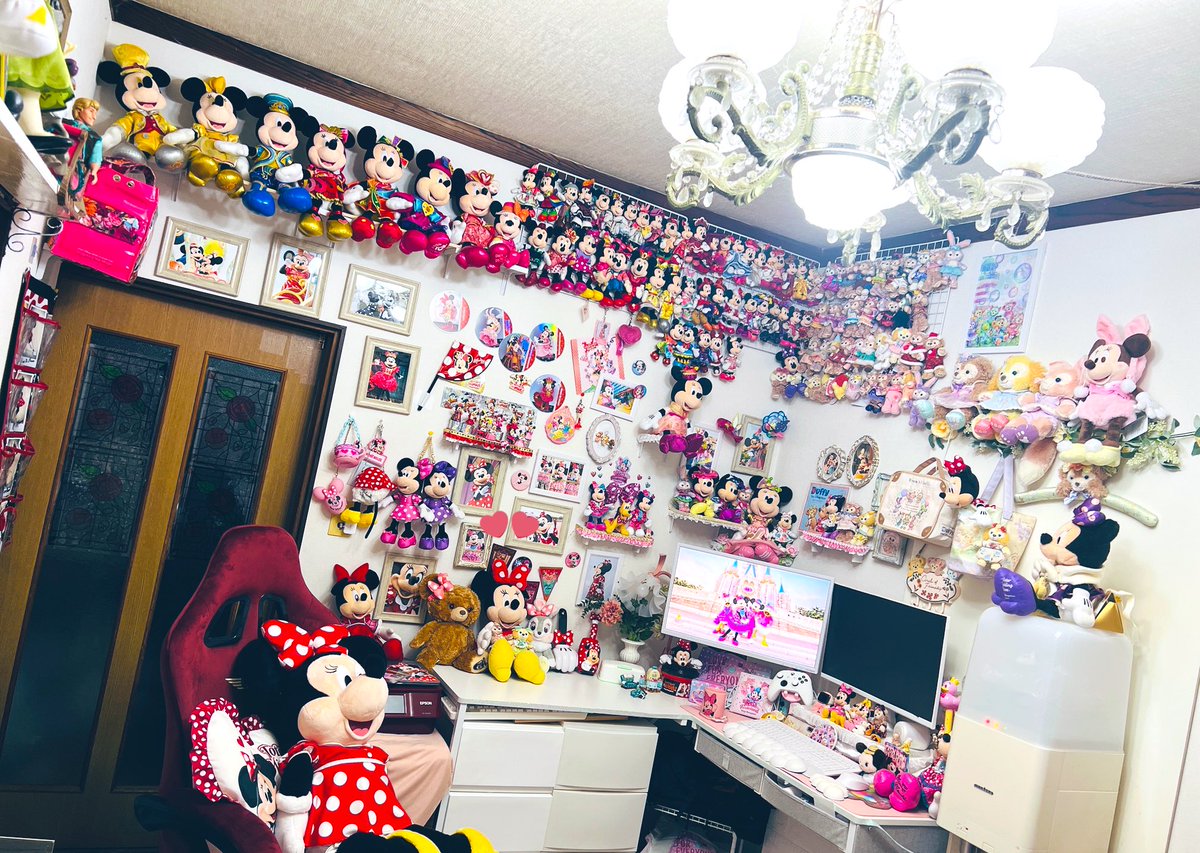 rei_ariel05's tweet photo. わたしのたいせつな場所🏠🐭✨
独身OLの限界ミニオタルーム🎀

限界ミニオタすぎておともだちよべないっっ！笑

だいすきな場所、たくさん🩷いただけてうれしいです🥹✨
疲れた時にでかミニーちゃん抱っこしながらパレード動画おどるのがいきがいっっ🤭
眠ってるグッズたちをもっと飾りたいっ！ https://t.co/RVbBKPMDeH