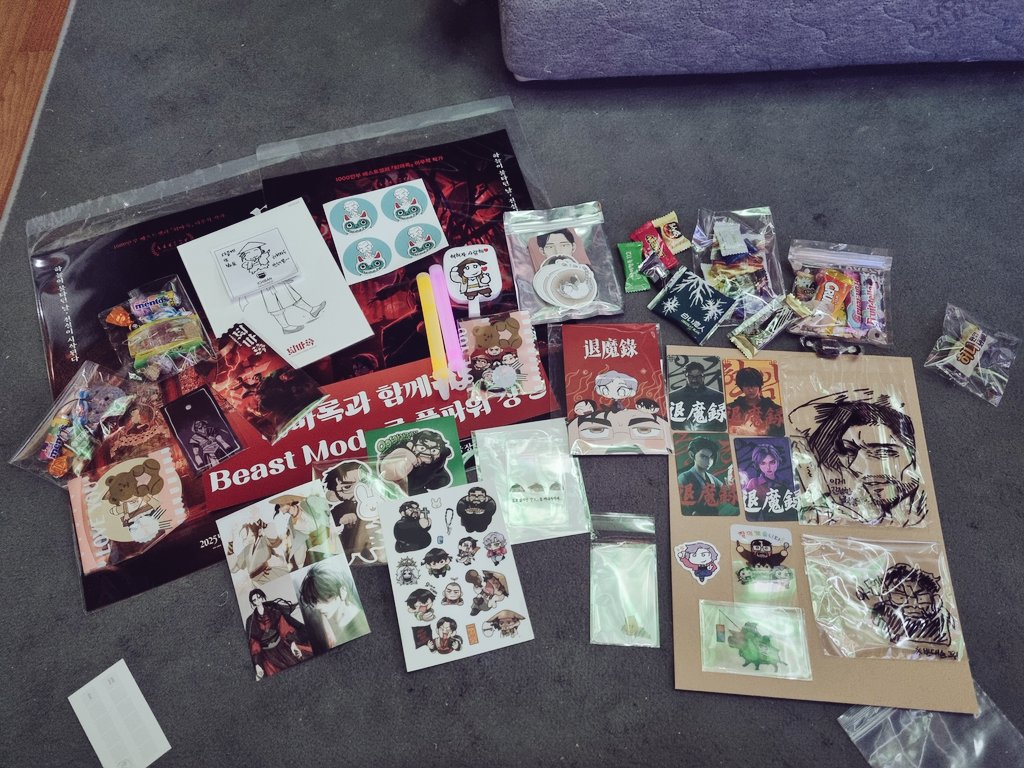 헤헤 너무 늦은 굿즈 자랑~
탱화는 일부러 안꺼냈으요~~
어제 몇분 받으셨지요?
허허자 탱화, 허허냥,허허자 스티커, 교주님 포토카드... 후기에서 보일때마다 너무 기뻤어요.
수요가 있다니!☺️ 다행이야~~~