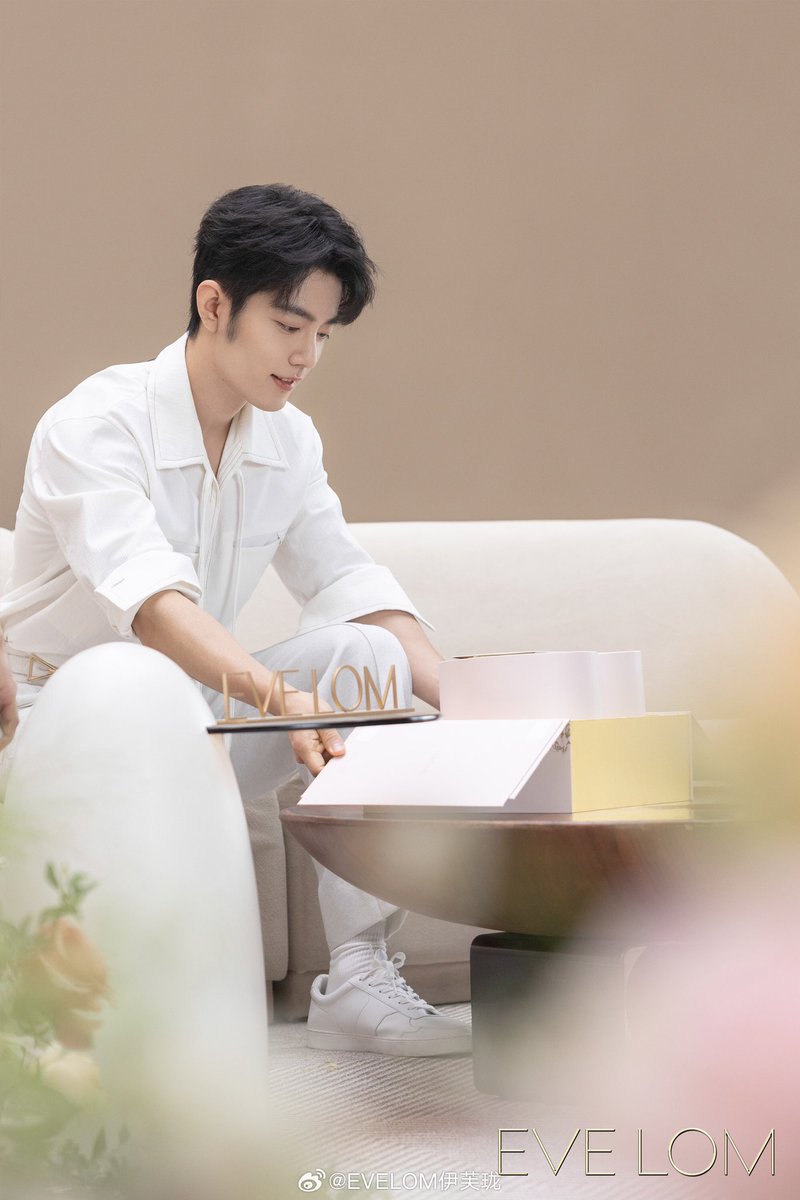XiaoZhan_OFC's tweet photo. 【250427 Photos】

#XiaoZhan1005NewsPort
#XiaoZhan #肖战

EVE LOM Weibo updated:

Check out brand ambassador (cleansing family) Xiao Zhan's behind-the-scenes! https://t.co/ZVG5HjwiAc