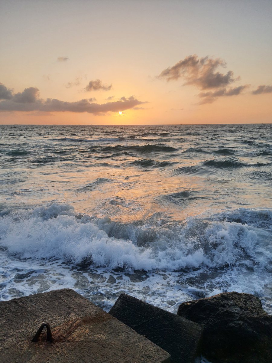 أنسامُ صبحٍ داعبَتْ أنفاسي
وَدَنَتْ لِتمحُوَ أدمُعي وتُواسي

وتقولُ للحلمِ البعيدِ أنا هُنا
مهما بَعُدتَ فلنْ يقِلَّ حماسي

سَأرَاكَ حَتَّى إن تَنَاءَى دربُنا
بيقينِ قلبي لمْ يَخَبْ إحساسي

وسَأرتدي للصبحِ أبهى حُلَّةٍ
فتَبَسُّمِي عِقدٌ من الألماسِ 

#بنت_الليثي
#صباحيات 
#تصويري