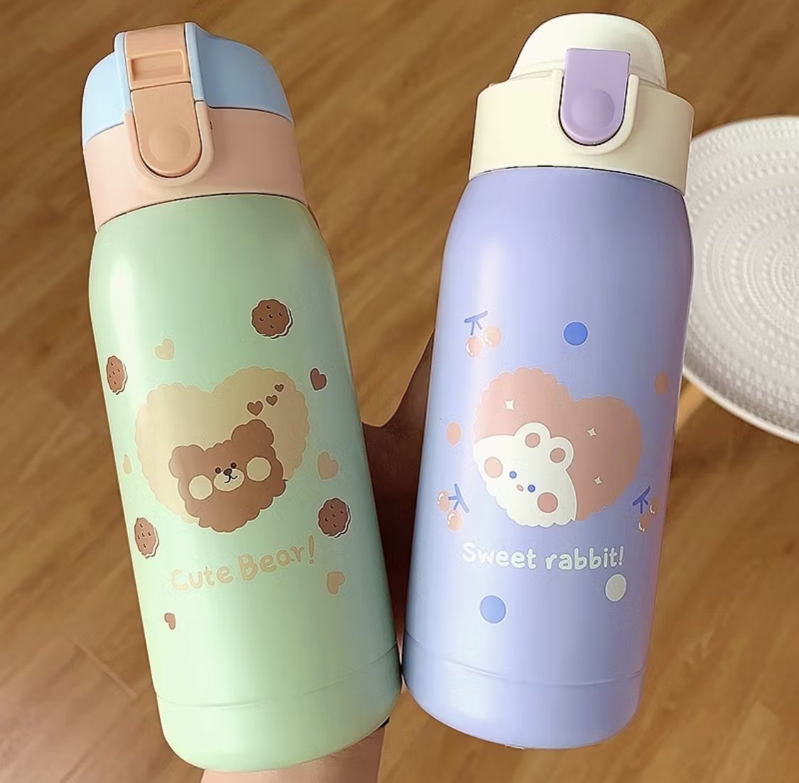 Beraw dari cari kado, dan berujung nemu termos selucu iniiiii 🥹🫶 termos terlucu yang pernah aku temuin, bahannya stainless ukurannya 330ml, cocok buat air panas, buat yang suka berpergian jauh, bisa bawa ini buat sedia air panas, biar ga beli di jalan 👍