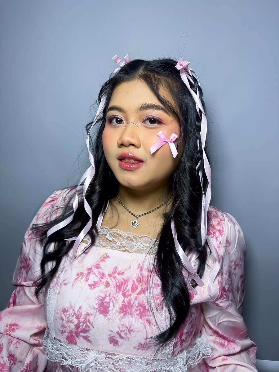aicneliv's tweet photo. Ribbon makeup n hair 🎀💕
📍Jaksel, Tangsel, Depok,Jaktim
#makeupartist #mua #hairdo #jakarta #jakartaselatan #jaksel #tangerang #tangsel #depok #zonauang #jaktim #jakartatimur #douyin #koreanlook https://t.co/n6Xc1tJDDh