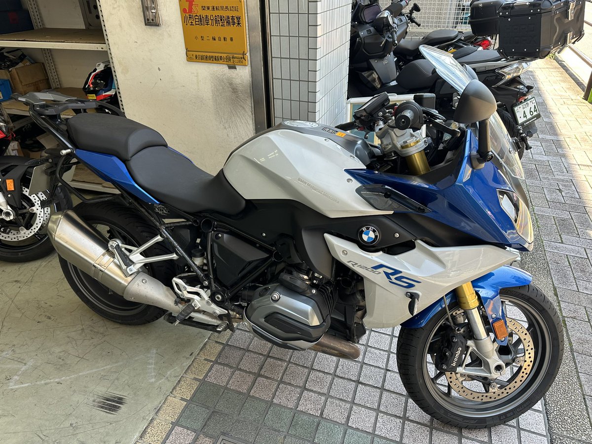 Dominion525's tweet image. バイク受け取りに行きましたー。

これが本来、#Rubykaigi に乗っていきたかった子です。 

R1200RSというちょっと前のモデルです。