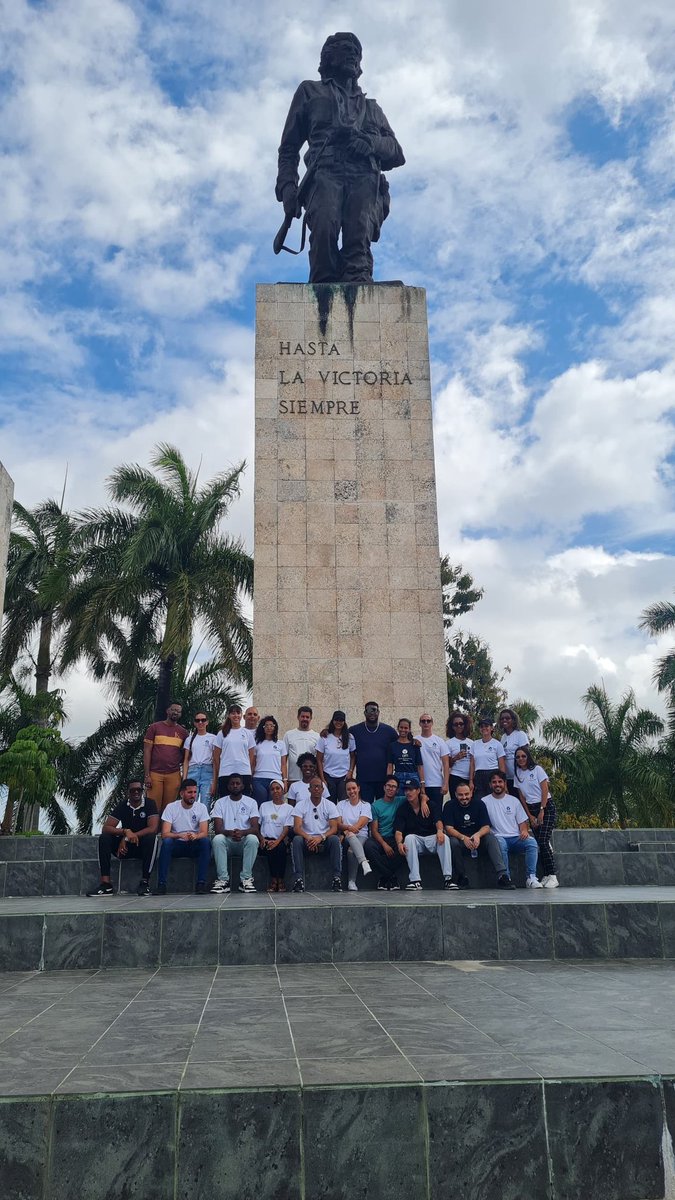 Jóvenes del <a href="/cim_cuba/">CIM Centro de Inmunología Molecular</a> realizaron un recorrido por lugares históricos de la ciudad de Villa Clara y rindieron tributo al Che y a sus compañeros de guerrilla

#UnidosXCuba
#UJCdeCuba
#PorCubaJuntosCreamos
#Cienciadecompromiso
#HacemosCuba