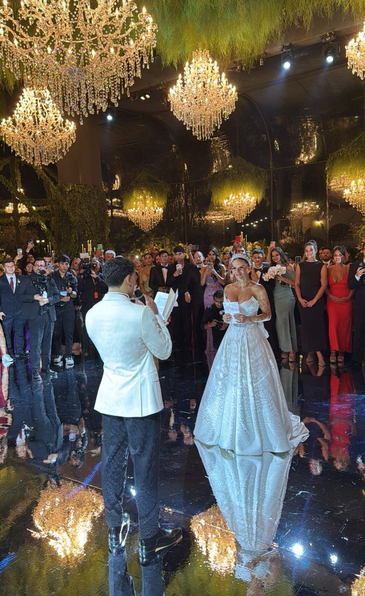 notdulceamargo's tweet photo. No chicas, definitivamente me encanta la boda de Alejandra Baigorria me tiene volando por cada detalle y es lo menos que se puede esperar de una chica muy detallista https://t.co/ZJuuX5i8uT