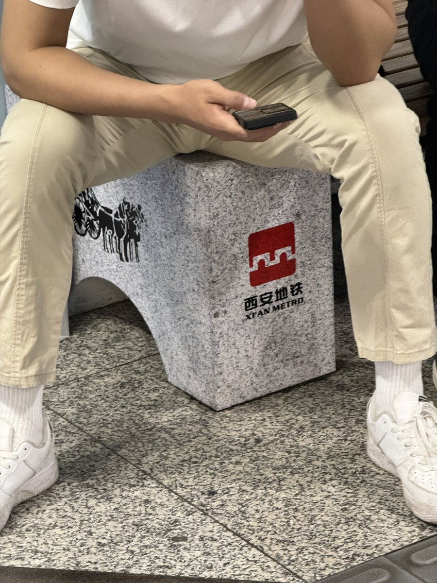Matthiu286781's tweet photo. 啊啊啊！好帅的爷们！长得很硬朗俊俏，尤其看到下面的大包就馋了 https://t.co/Z52bdurHzo