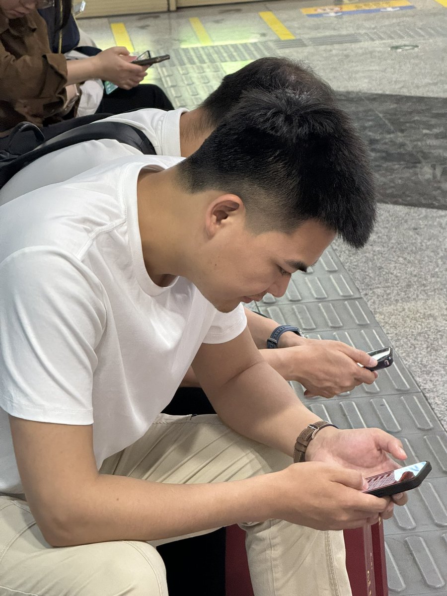 Matthiu286781's tweet photo. 啊啊啊！好帅的爷们！长得很硬朗俊俏，尤其看到下面的大包就馋了 https://t.co/Z52bdurHzo