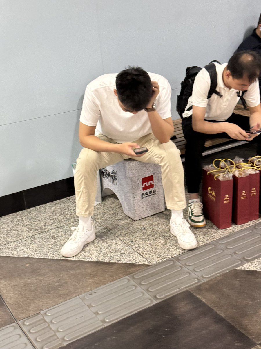 Matthiu286781's tweet photo. 啊啊啊！好帅的爷们！长得很硬朗俊俏，尤其看到下面的大包就馋了 https://t.co/Z52bdurHzo