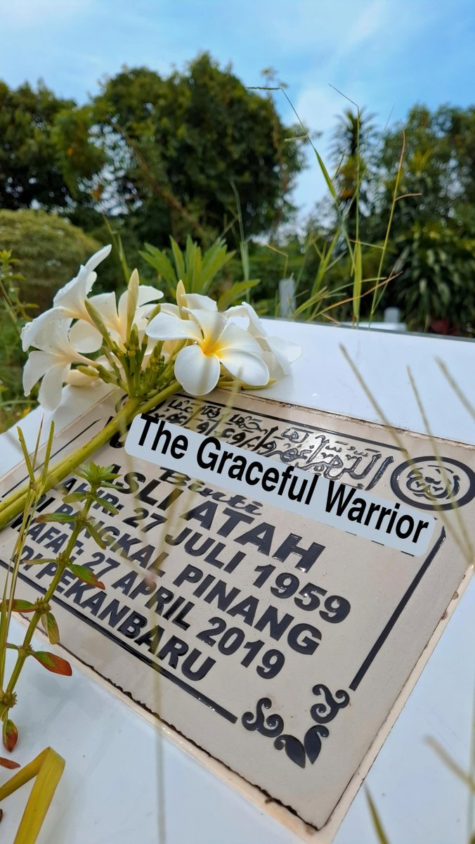 aisyiah_delight's tweet photo. 6 tahun berlalu. 
kehilanganmu tetap menusuk. 
bahkan darah lukaku menuju busuk, 
enggan sembuh. 
jatuh-hancur lebur-babak belur.

semoga Allah memelukmu 
lebih erat dari pelukanku 
yang selalu gagal menembus sembuh. 
Mah, Sisie rindu. https://t.co/FQqv2s3uqn