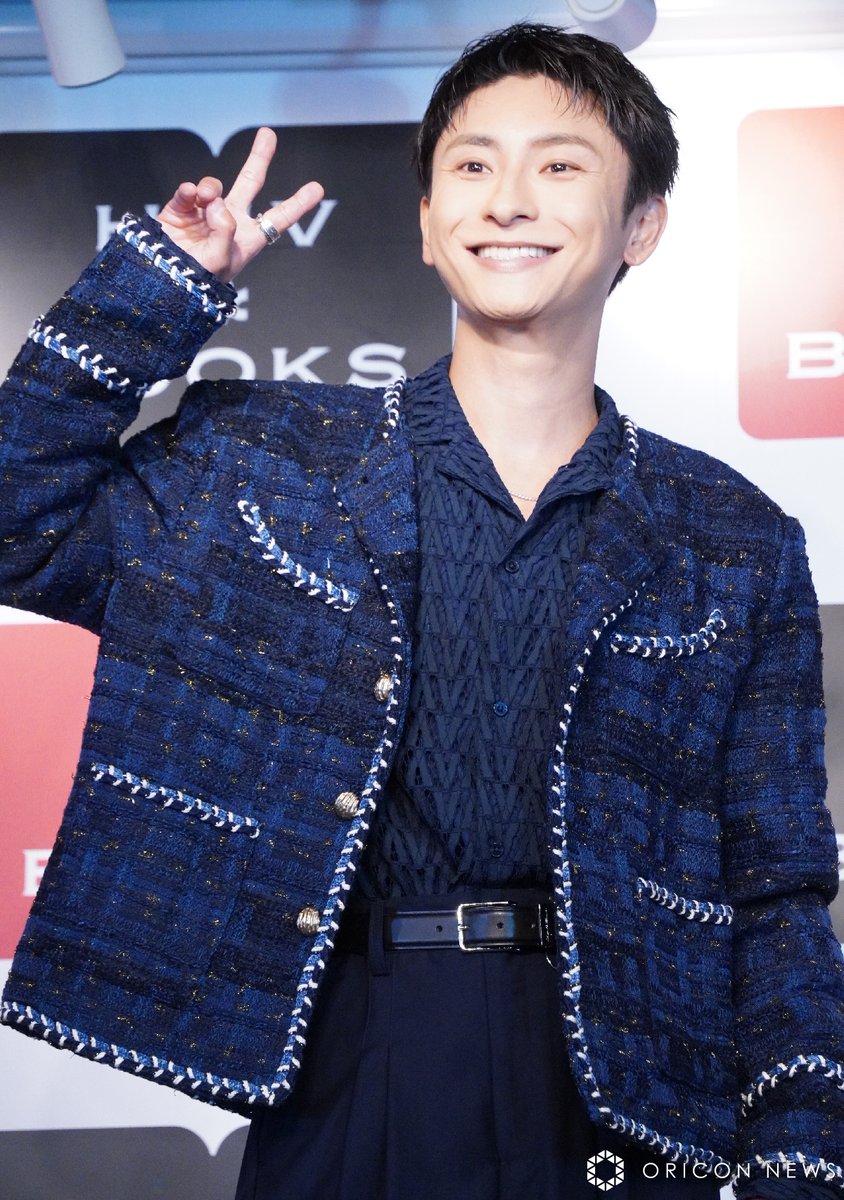 oricon's tweet photo. 2023年にゲイ公表の與真司郎
公表の理由明かす💬「大きくわけて2つ」　

カミングアウト後は「毎日幸せに生きています」
https://t.co/TATcOB6pYz

📖フォトエッセイ『人生そんなもん』
発売記念会見💐

 #與真司郎 @AAA_staff @A_Shinjirooooo https://t.co/01fAqkDCk6
