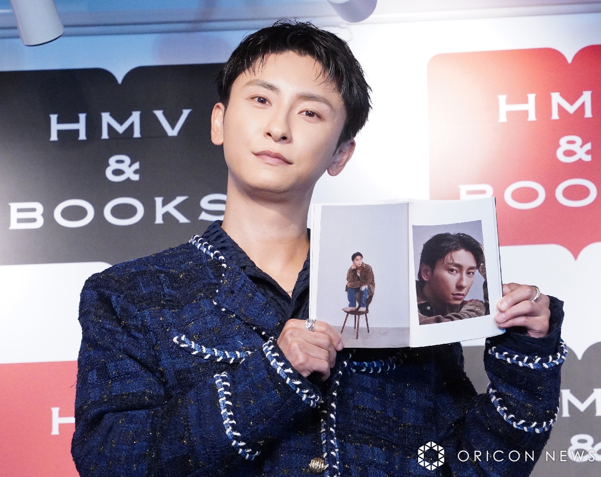 oricon's tweet photo. 2023年にゲイ公表の與真司郎
公表の理由明かす💬「大きくわけて2つ」　

カミングアウト後は「毎日幸せに生きています」
https://t.co/TATcOB6pYz

📖フォトエッセイ『人生そんなもん』
発売記念会見💐

 #與真司郎 @AAA_staff @A_Shinjirooooo https://t.co/01fAqkDCk6