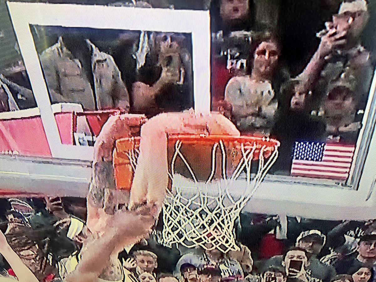 joefav's tweet image. #Nuggets Aaron Gordon  finish pretty close to this one, albeit not a championship like the Lorenzo Charles shot for #ncstate. #NBAPlayoffs2025