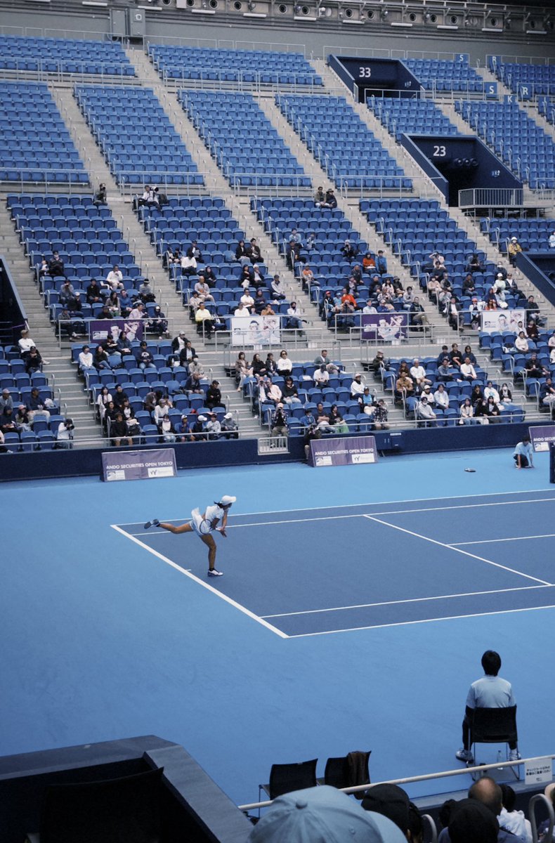 昨天去看了女子网球职业公开赛，现场女选手真的非常强，尽管是青少年组，手臂肌肉真的超绝，粗壮有力的大腿，发球动作利落又有力量，步伐敏捷，冷静锋利，简直是一种美学！！
可惜明明练习的时候都是短裤，正式比赛又都换上了裙子！🙂‍↕️🙂‍↕️