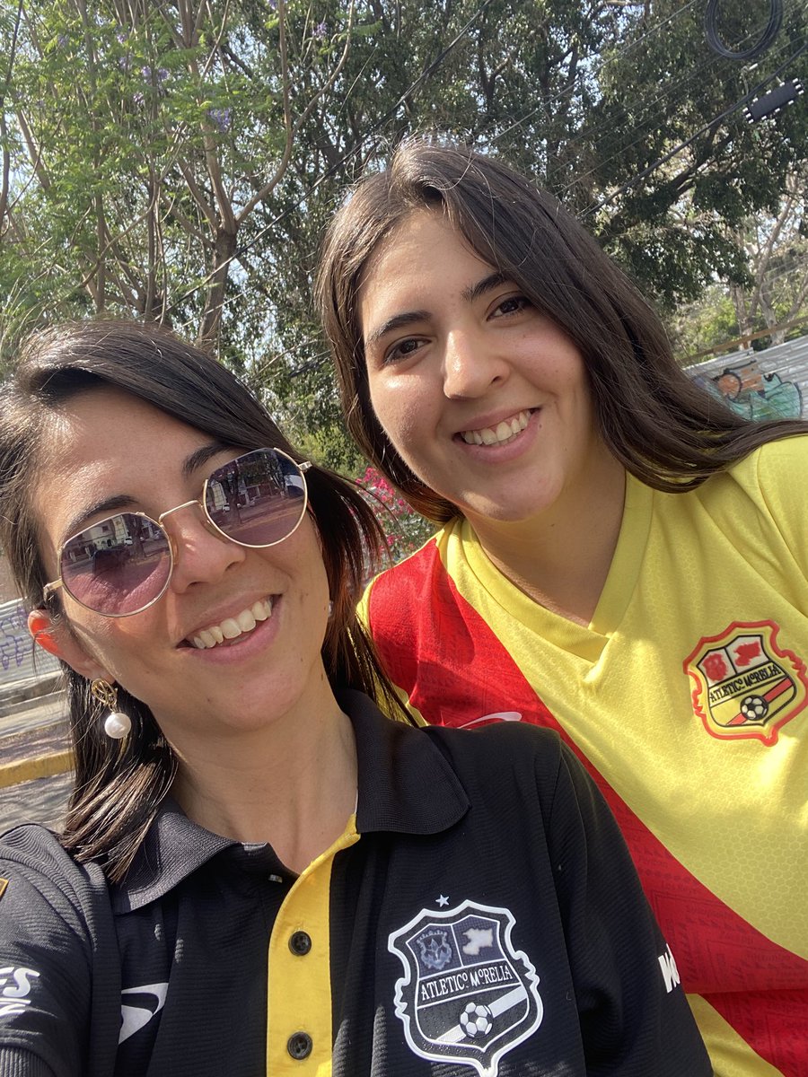 DaNHerCE's tweet photo. Así mi hermana y yo hoy con toda la fe desde temprano, y se logro❤️💛 felicidades @C_A_Morelia #EstamosEnSemis https://t.co/F9FkKbAD5v