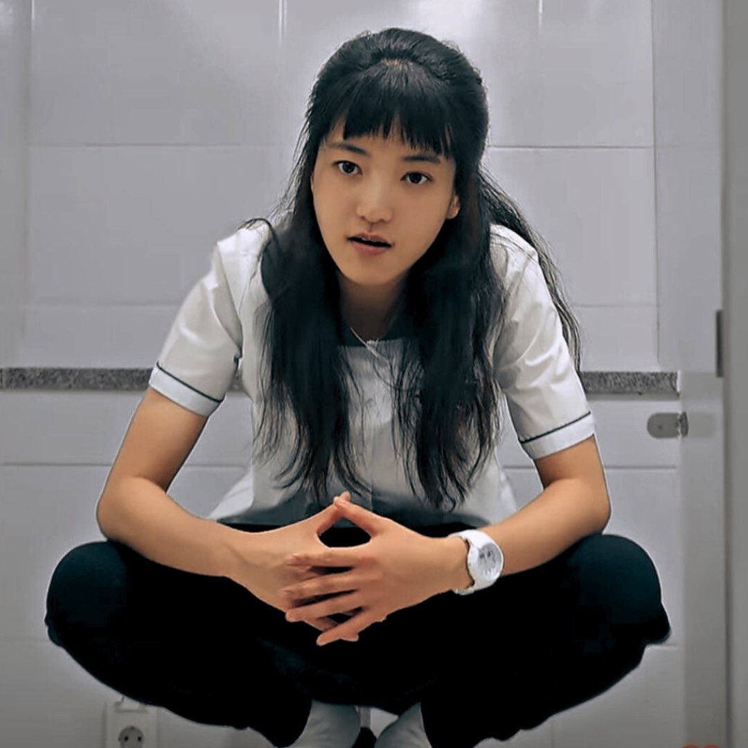 ㅤ
BEL PENANDA AKHIR KEGIATAN BELAJAR MENGAJAR BERDERING NYARING, dan gue seketika terkesiap dari lamunan yang nyaris menghantar ke dunia mimpi.

Kedua lengan gue regangkan bebas dengan sengaja, hingga punggung tangan menepak wajah kawan sebangku gue, <a href="/s1nkingsun/">ARESTIAN.</a>.
ㅤ