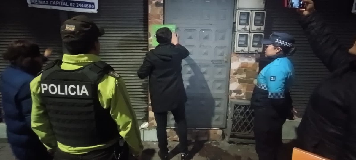 Inten_Pichincha's tweet photo. La Intendencia General de Policía, a través de las Comisarías de Quitumbe y Eugenio Espejo realizaron operativos en Las Cuadras y Nayón se clausuraron 3 locales:
- 1 con menores de edad en el interior
- 1 fuera del horario de funcionamiento 
- 1 con licor sin registro sanitario https://t.co/CKuSpwBuh7