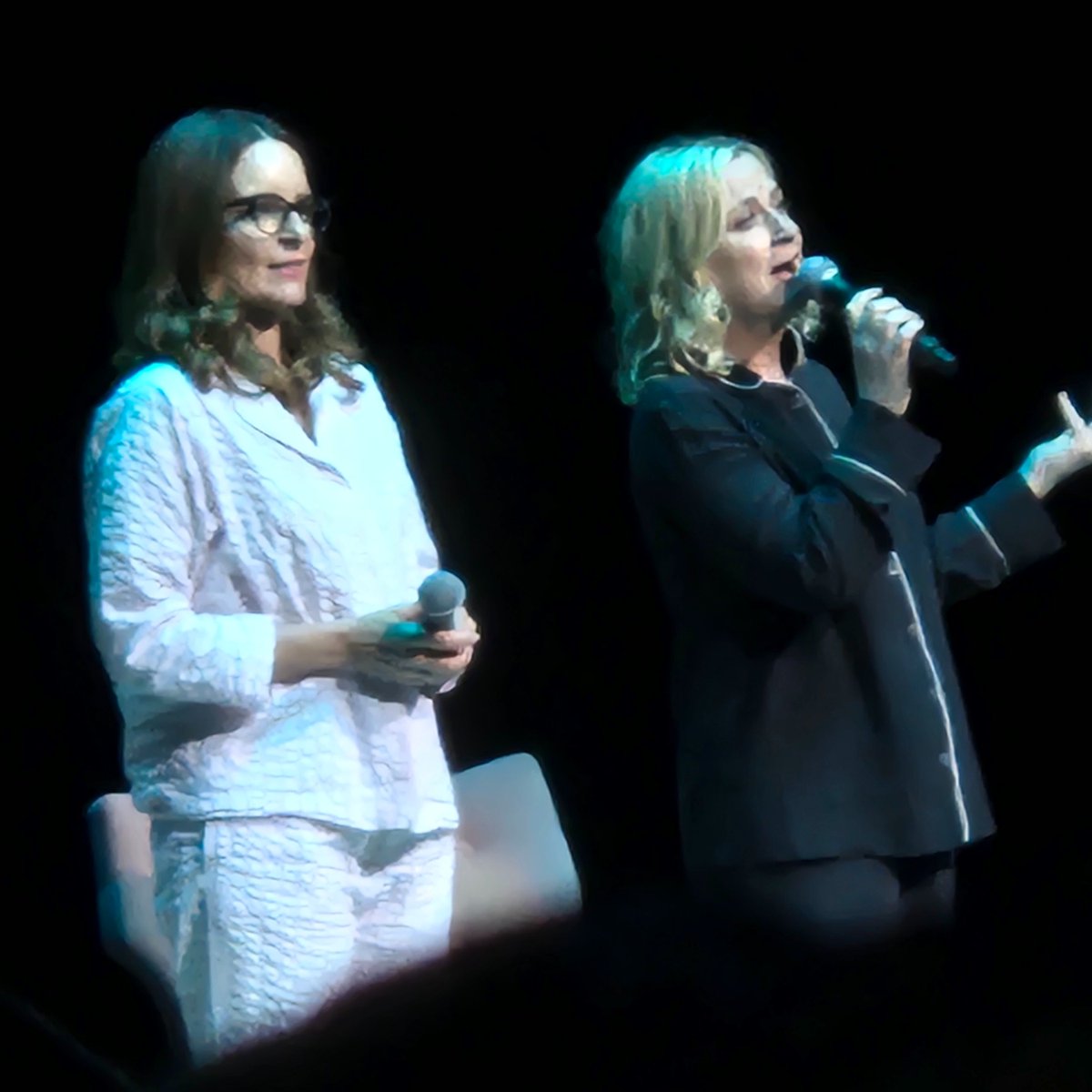 oddbeme's tweet image. Awesome #tinafey and #amypoehler show in Texas
