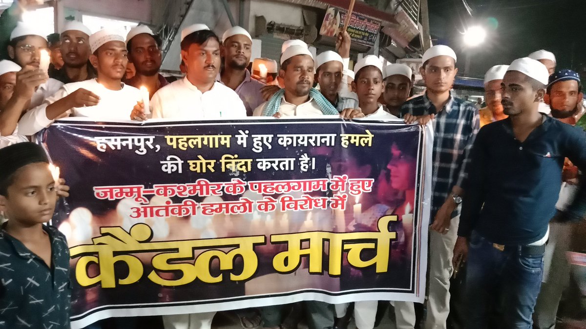 Mdbarkat_'s tweet photo. बिहार के समस्तीपुर जिला के हसनपुर प्रखंड में मुस्लिम युवाओं द्वारा निकाला गया कैंडल मार्च 
#KashmirTerroristAttack #KashmirAttack #AllEyesOnPahalgam #Pahalgam #PahalgamTerrorAttack https://t.co/5PDaHiicTn