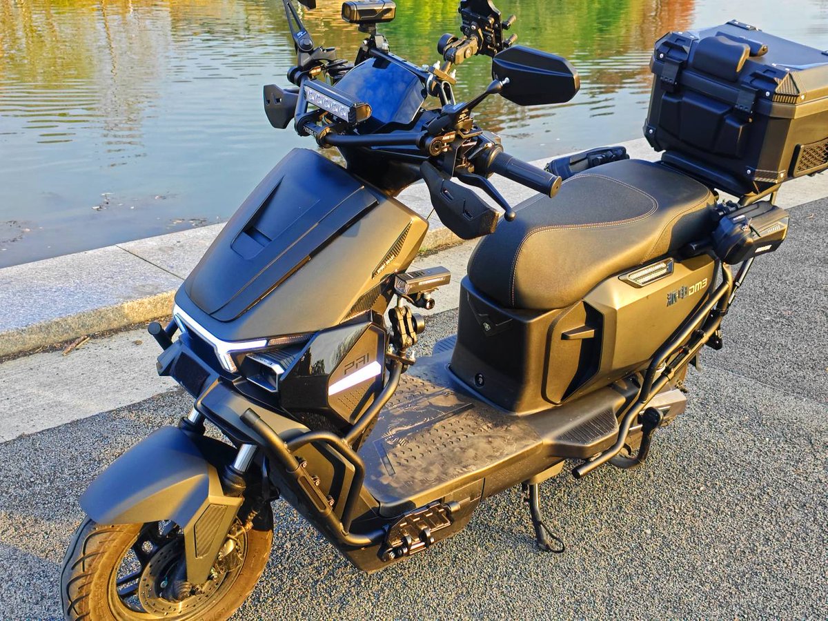 PAI_Official314's tweet photo. It’s beautiful under the golden sunset.
Of course my car is also cool.
#PAI #PAIEV #M3 #scooter #escooter #ebike #electricbike #2wheels #moped #emobility #electricmotorcycle #electricpower #electricpowered #ElectricBicycle #transportation #oil #commute #driving #zeroemission https://t.co/bSMyc0ZxdR