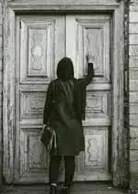 ياطارق الباب رفقاً حين تطرقهُ   
فإنه لم يَعُد في الدار أصحابُ . 

تفرّقوا في دروبِ الأرض وانتثروا     
كأنه لم يكن إنسٌ وأحبـابُ . 

إرحم يديك فما في الدار من أحدٍ
 لا تَرْجُ رداً فأهل الوُد ّ قد راحوا . 

ولترحم الدار .. لا توقظ مواجعها 
للدور روحٌ .. كما للناس أرواحُ"