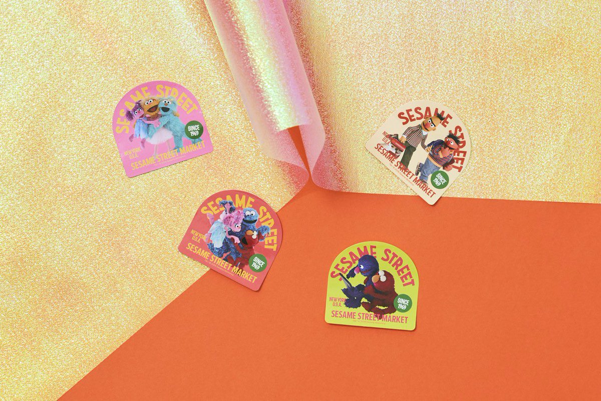 GADGETS ARE OUR FRIENDS🌈
4/30（水）〜カラフルでポップなガジェットアイテムが豊富に登場💘

「ペアショルダーストラップ」は首からスマホを下げて持ち歩けるので、両手が塞がらずに、そして使用する際もサッと手に取れてとっても便利🫶