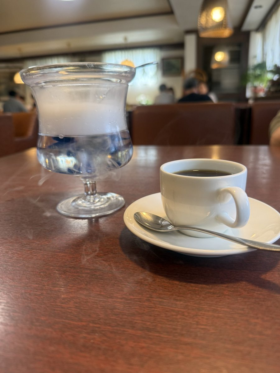 今日は13時に足車の変更で引取りに

時間があるのでまず食事

味噌カツ発祥の地らしい洋食屋さん

デミタスコーヒーはフレッシュにドライアイスでケムリの演出