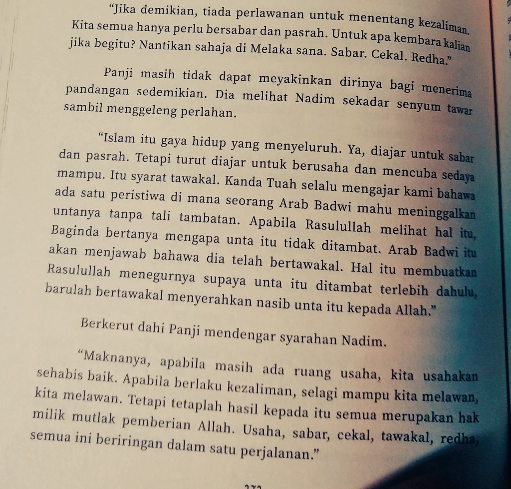 li_syad's tweet photo. Petikan dari Novel Nirmana 2 oleh @HilalAsyraf 

Ini menarik. Aku pun percaya. Hanya solat,  zikir &amp; sabar sahaja, rezeki akan datang, hanya goyang kaki je tanpa usaha apa2. 

Rupa2nya aku tertipu atas tafsiran saya sendiri tanpa bimbingan Sheikh. https://t.co/CxbdK6maXg