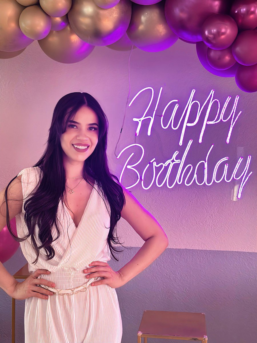 SilviaZepedaMx's tweet photo. Gracias Dios por permitirme cumplir un año más de vida 💕✨ 26 AÑOS llena de bendiciones 🥳🎉🎂🥰 Gracias por lo que fue, es y será 🙏🏻... Mi mejor regalo? Qué vayan a darle amor a mi nueva canción YO LE PREGUNTO A DIOS 🤩➡️ https://t.co/E1QZbdWtJ2 https://t.co/ONRqe3c51R