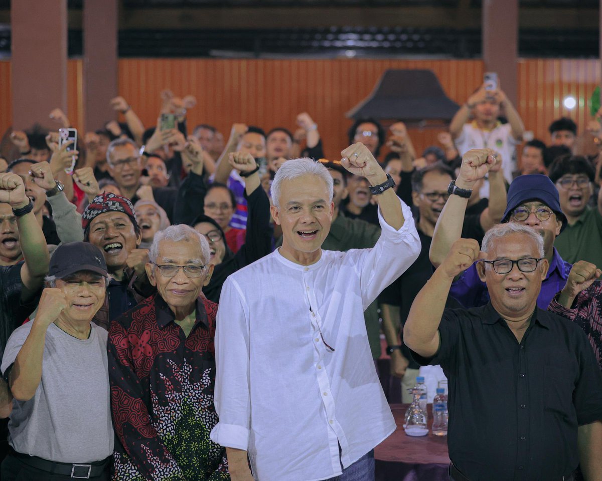 ganjarpranowo's tweet photo. Panjang umur perjuangan. Mari tetap teguh pada pendirian kita, menjadi pejuang pemikir, pemikir pejuang untuk rakyat Indonesia. https://t.co/ZZLvr1NFqD