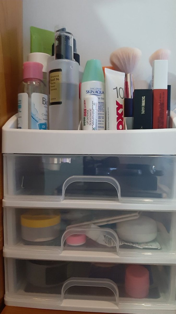 Seneng banget nemuin rak (makeup/skincare) sebagus ini cuma 20ribuan🙌

ini tuh bahannya plastik jadi nggak gampang pecah, terus modelnya yang bawah kyk laci jadi cocok buat nyimpen alat makeup biar nggak gampang kotor kena debu👍