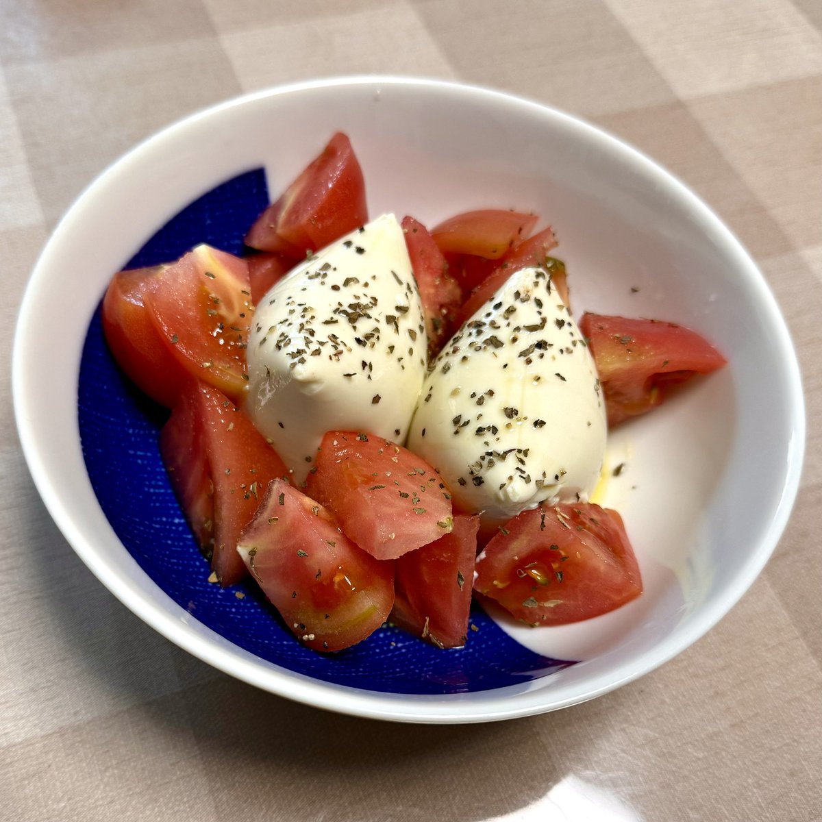 トマトとワサビドウフのカプレーゼ風🍅
ひとつまみの塩とバジルが決め手🧂🌿