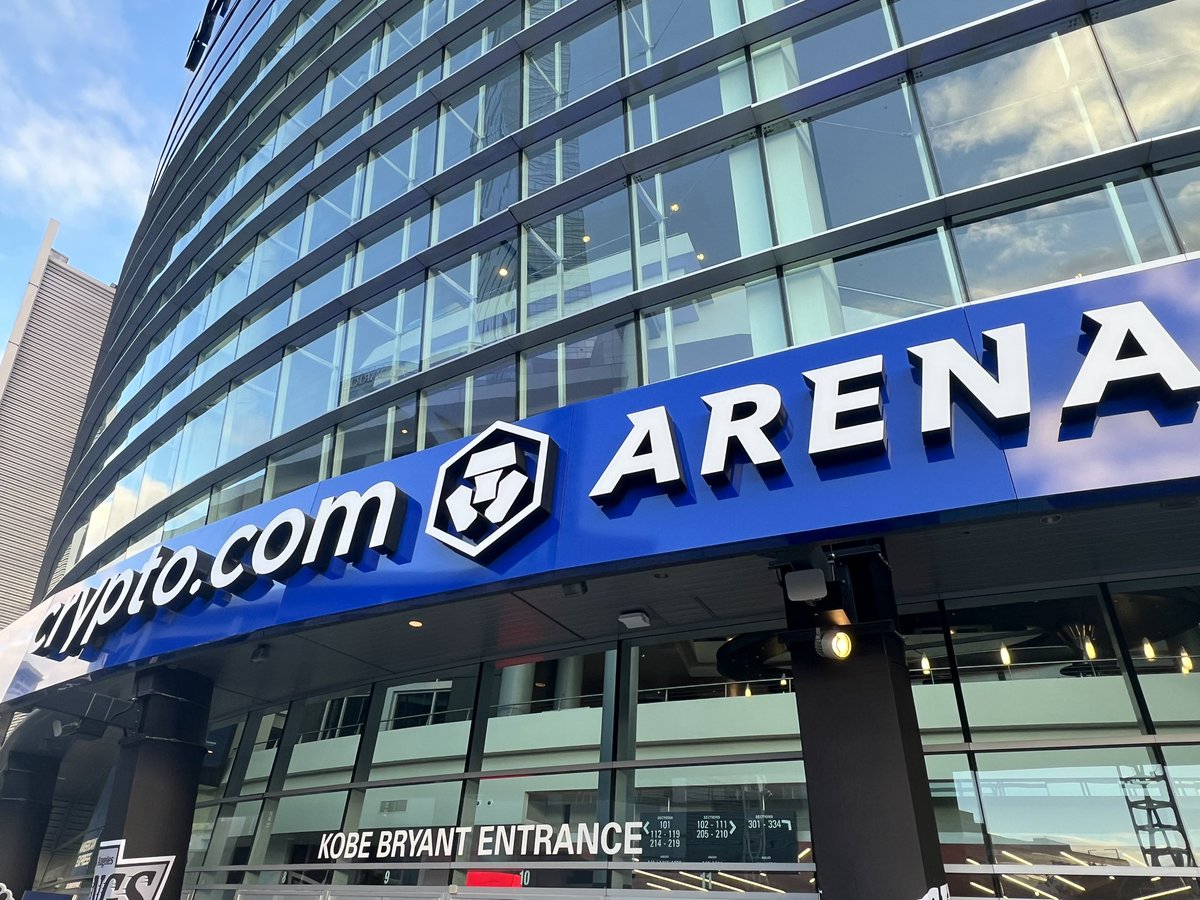 Finally got to see the Kobe & Gigi Statue outside of the now “Kobe Bryant  Entrance” at Crypto Arena/Staples Center. It was very emotional to see this  in person 😭😭😭 💛💜💛💜