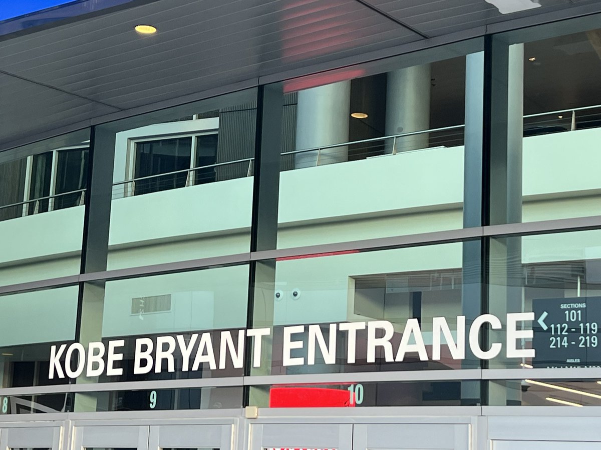 Finally got to see the Kobe & Gigi Statue outside of the now “Kobe Bryant  Entrance” at Crypto Arena/Staples Center. It was very emotional to see this  in person 😭😭😭 💛💜💛💜