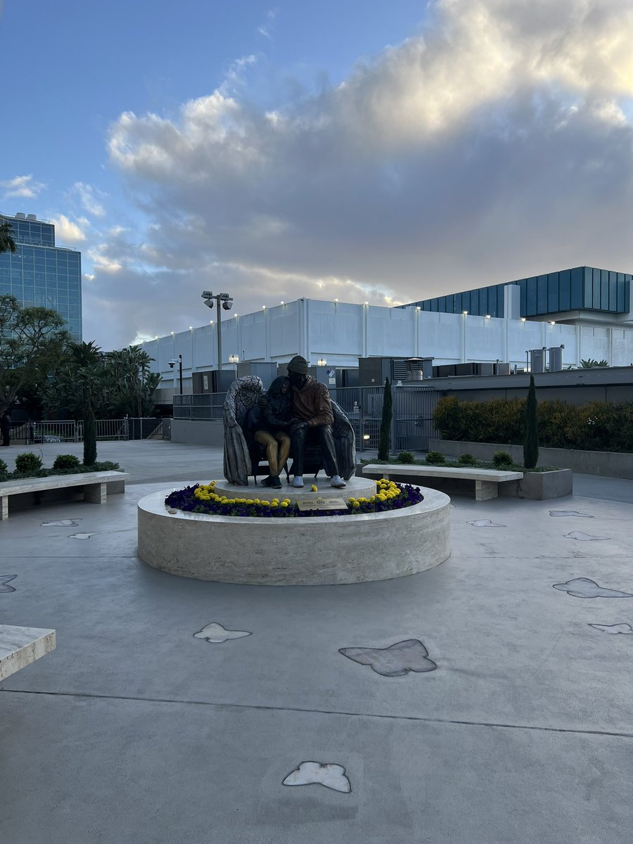 Finally got to see the Kobe & Gigi Statue outside of the now “Kobe Bryant  Entrance” at Crypto Arena/Staples Center. It was very emotional to see this  in person 😭😭😭 💛💜💛💜