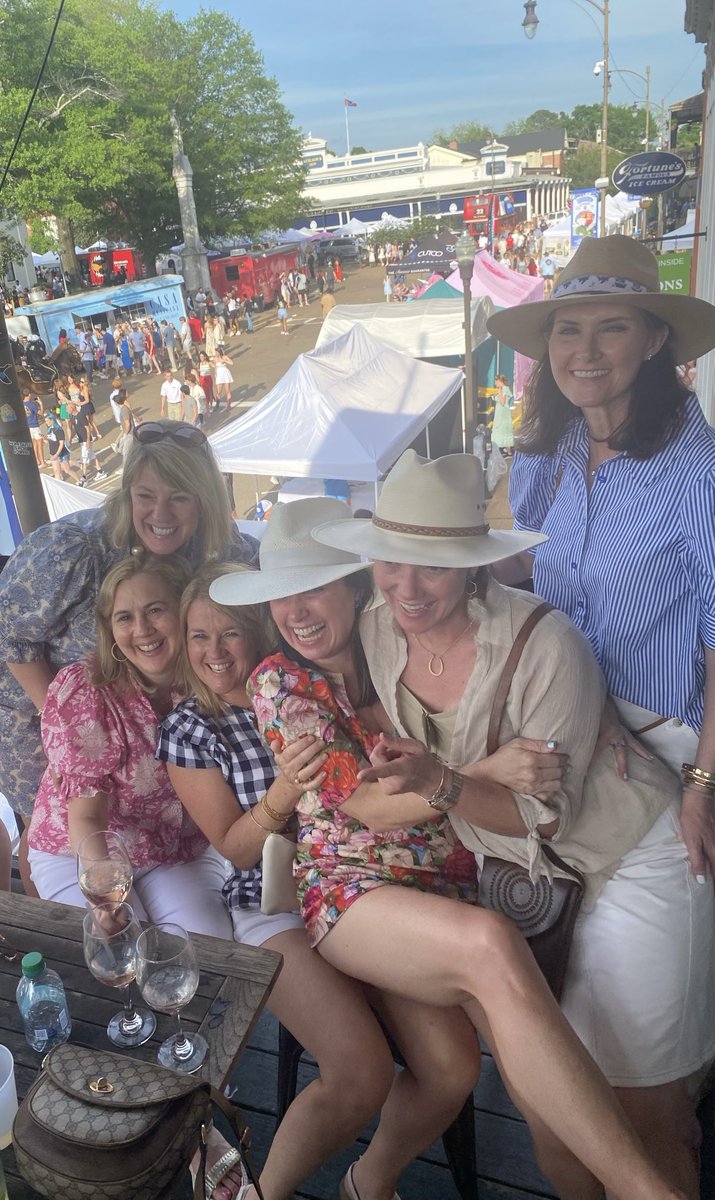 memphisbeth's tweet photo. It was a fun day! ❤️💙#doubledecker #oxford #phimu #hottytoddy https://t.co/62X5r5VkfX