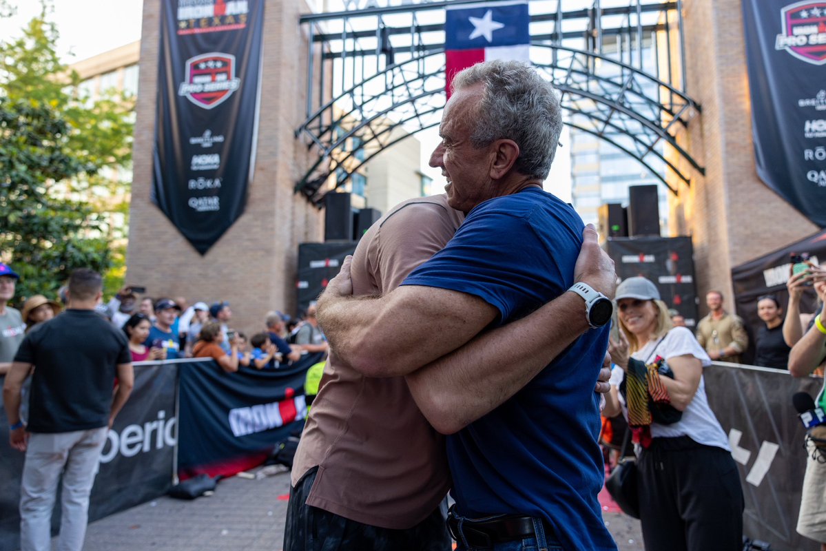 RobertKennedyJr's tweet image. Finn crosses finish line after swimming, cycling and running 140.3 miles in 12hrs 26 mins.
Finish line medal with Cheryl and two Iron Man legends, Mark Allen and Finn’s coach, Cameron Wurf, who finished today’s race in just over 7 hours breaking the world IM cycling record.