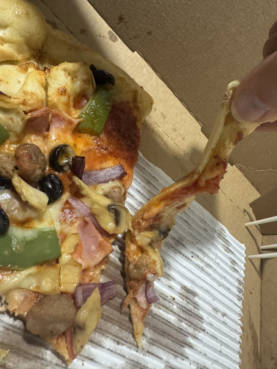 kittydance0786's tweet photo. Desde cuando la Hut Cheese es así de súper delgada 😱😱 @PizzaHutSV que pasó a la masa de antes? Hasta viene con una orilla súper delgada!! Yo moría del antojo y me salió una pizza toda simple 🥲 que bajón de calidad https://t.co/BoFRA8AQJL