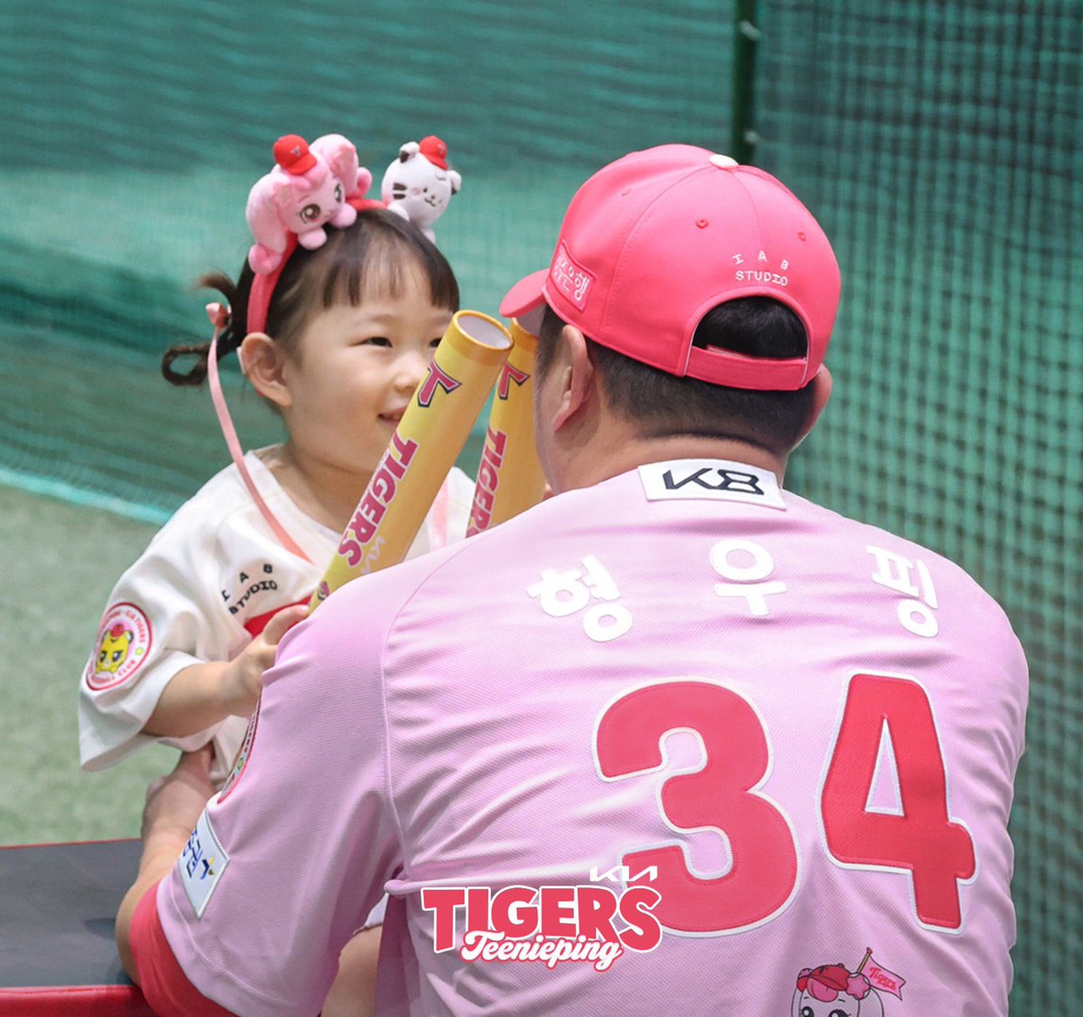 잠만 그럼 오시온 유니폼 이거입고 시구함?ㅠㅠ
시온핑 뒤에 새겨놓고???ㅋㅋㅋㅋㅋㅠㅠㅠ